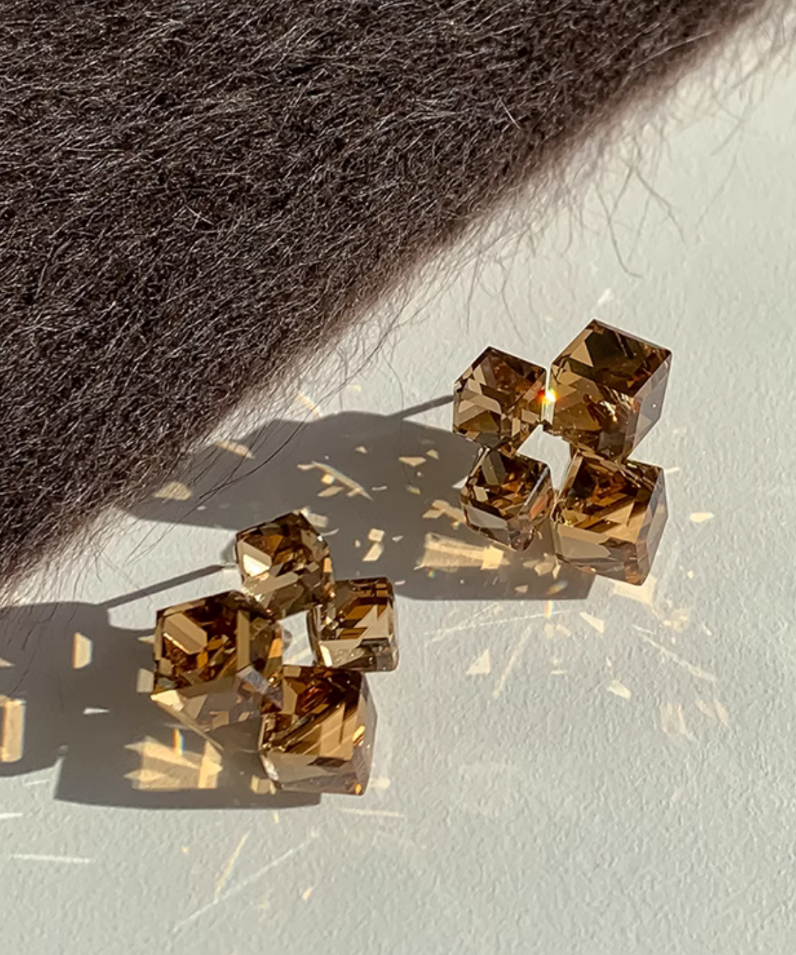 立体スクエアビジューピアス