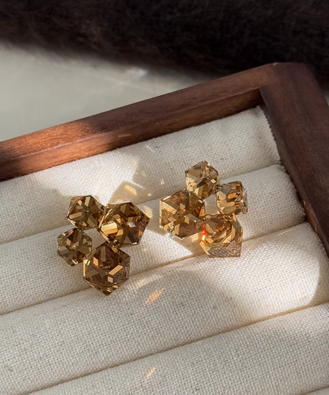 立体スクエアビジューピアス