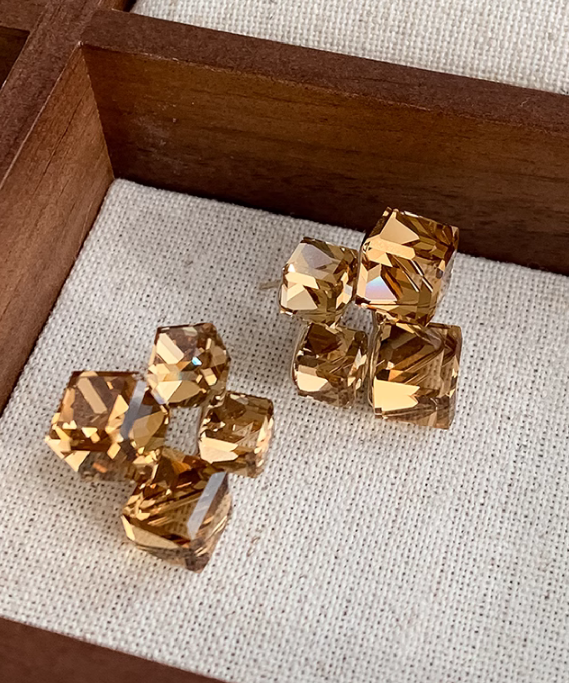 立体スクエアビジューピアス