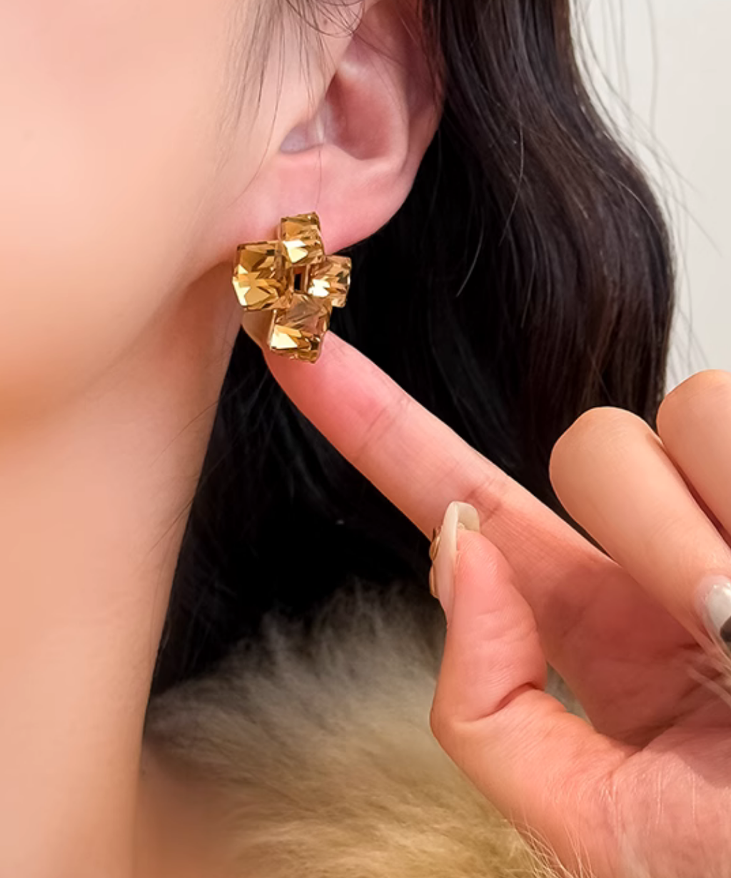 立体スクエアビジューピアス