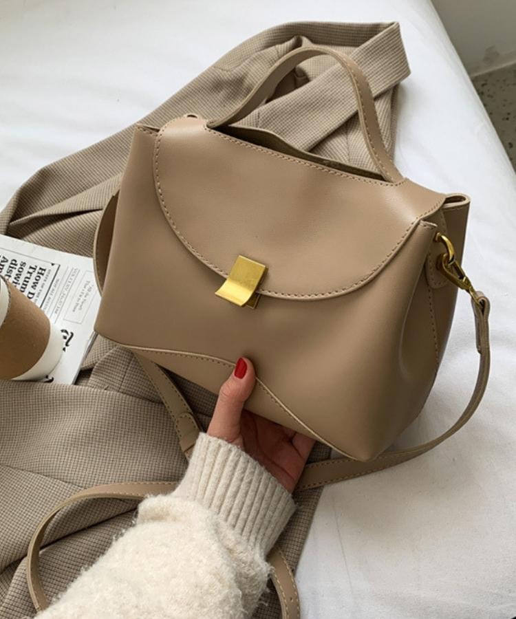 バックショルダーバッグ