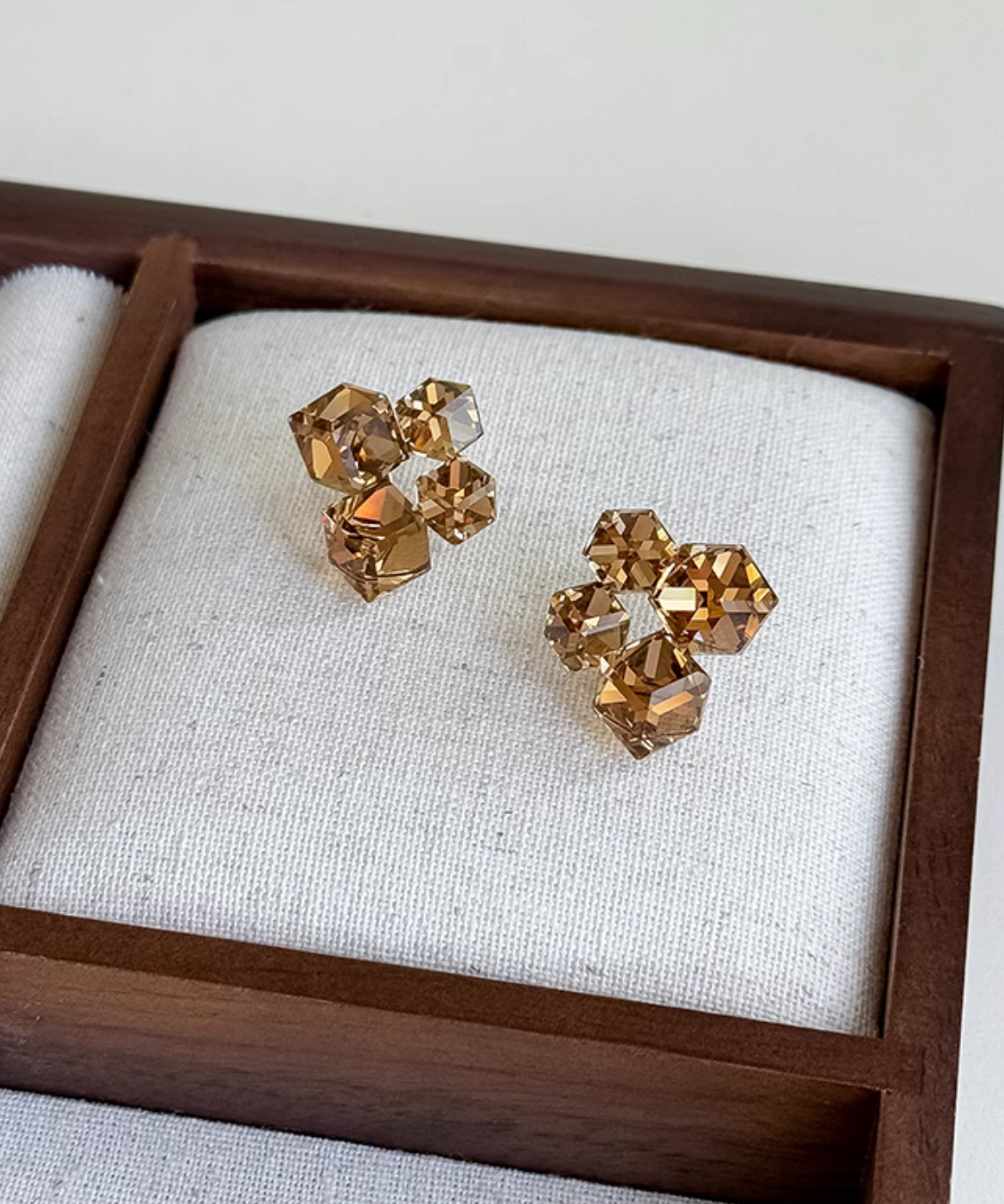 立体スクエアビジューピアス