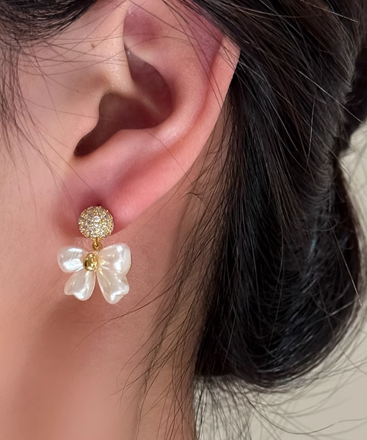 パール調リボンモチーフパヴェピアス